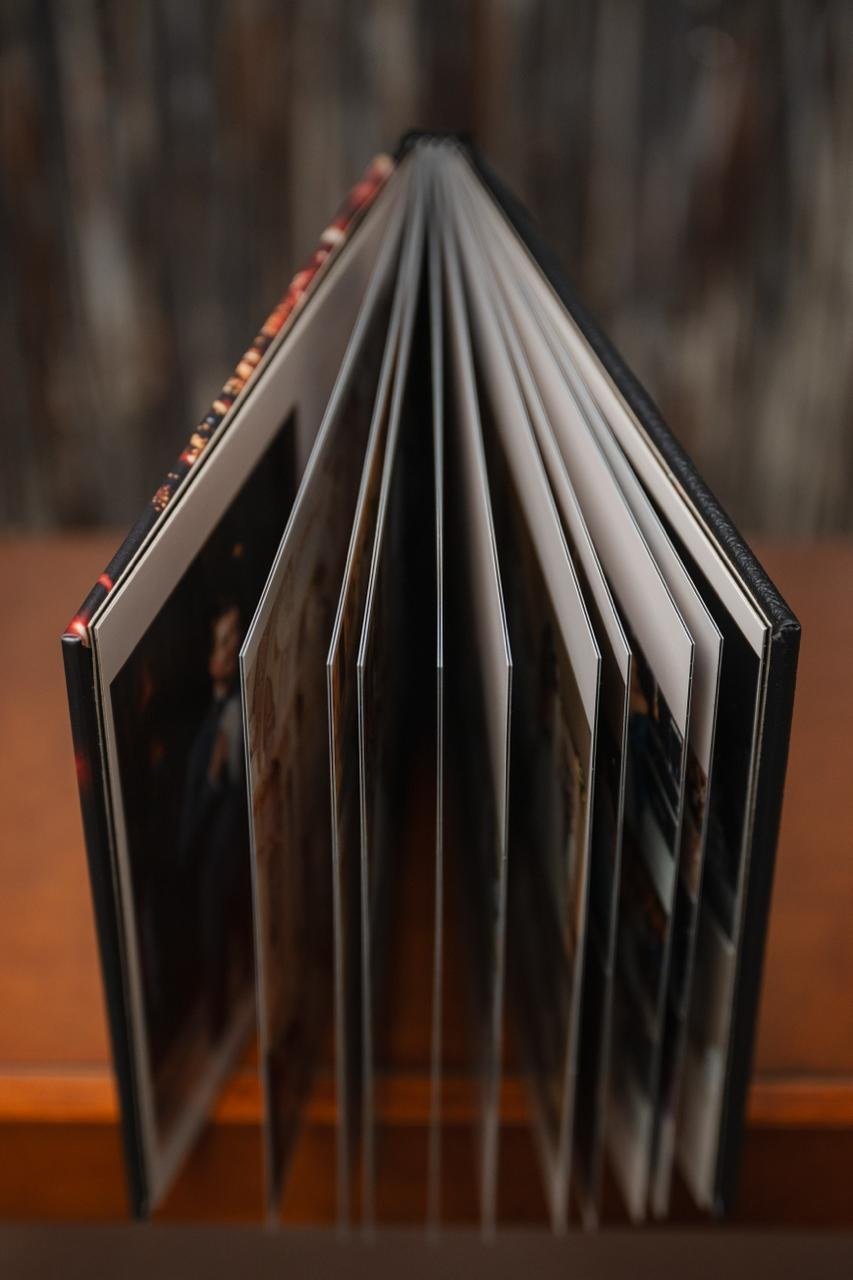 Hojas rígidas del libro abiertas en abanico