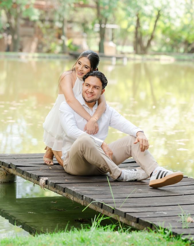 Novios en el muelle del lago
