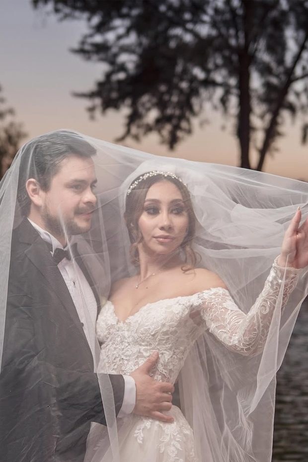 Novios bajo el velo en una sesión de pareja