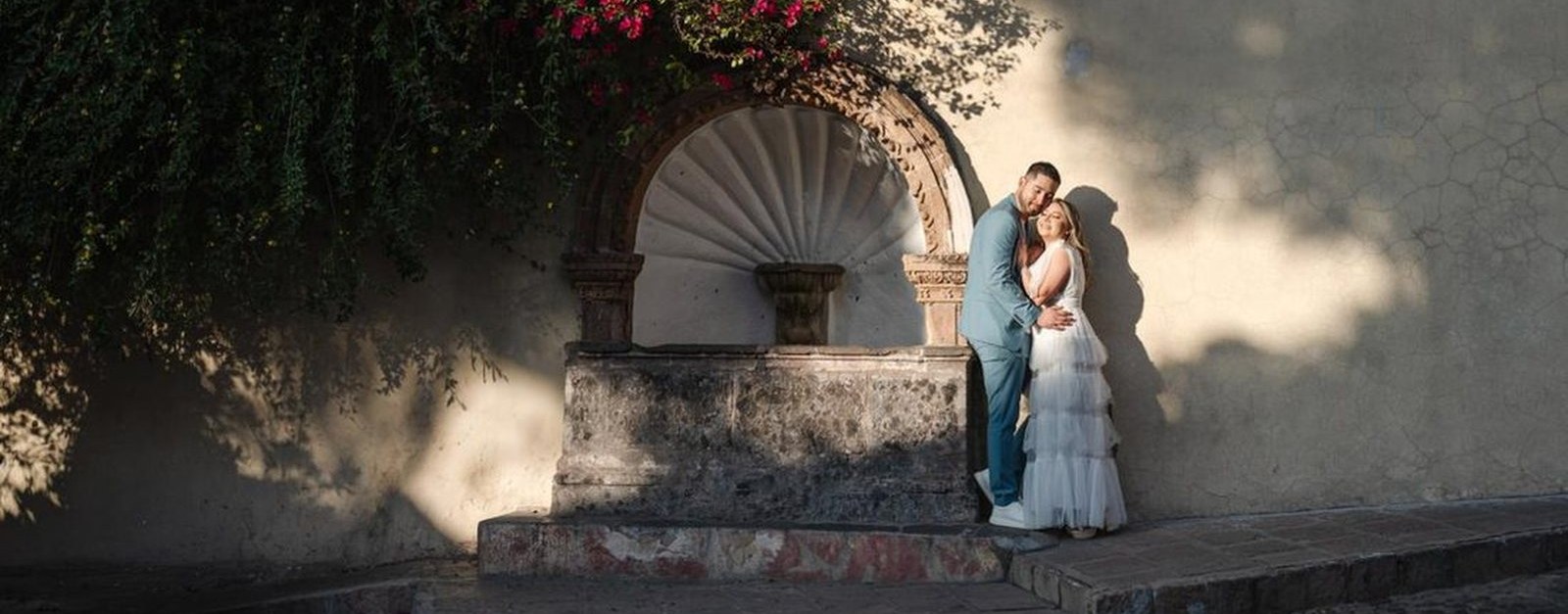 Novios en una calle del Bajío, boda fotografiada por David Roche en Celaya