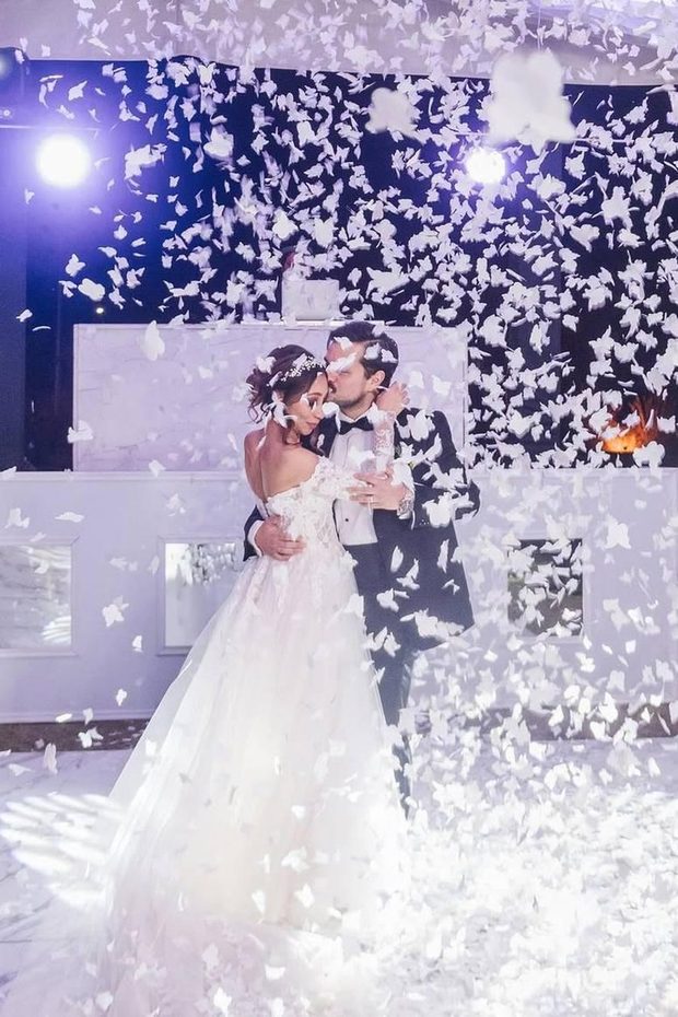 Primer baile de los novios entre confeti